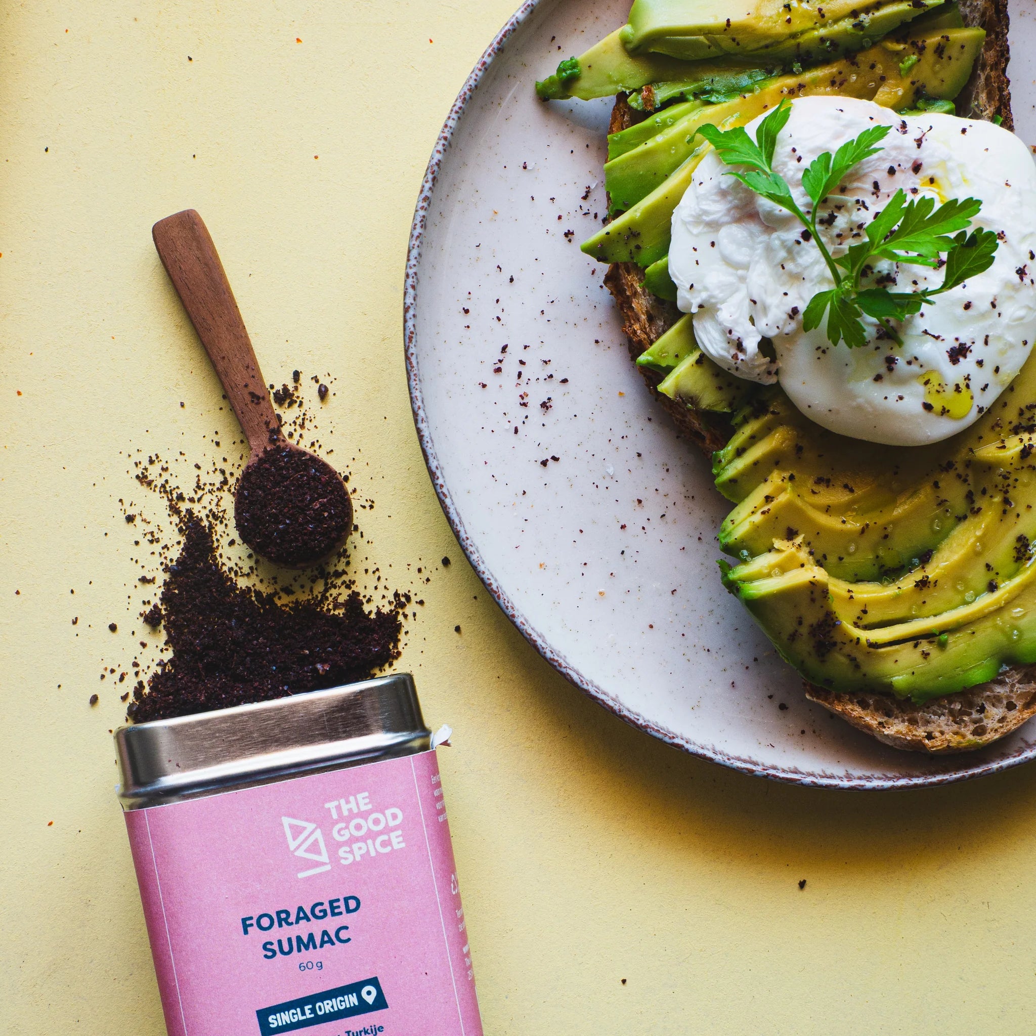 Avocado toast met gepocheerd ei, chili en sumak