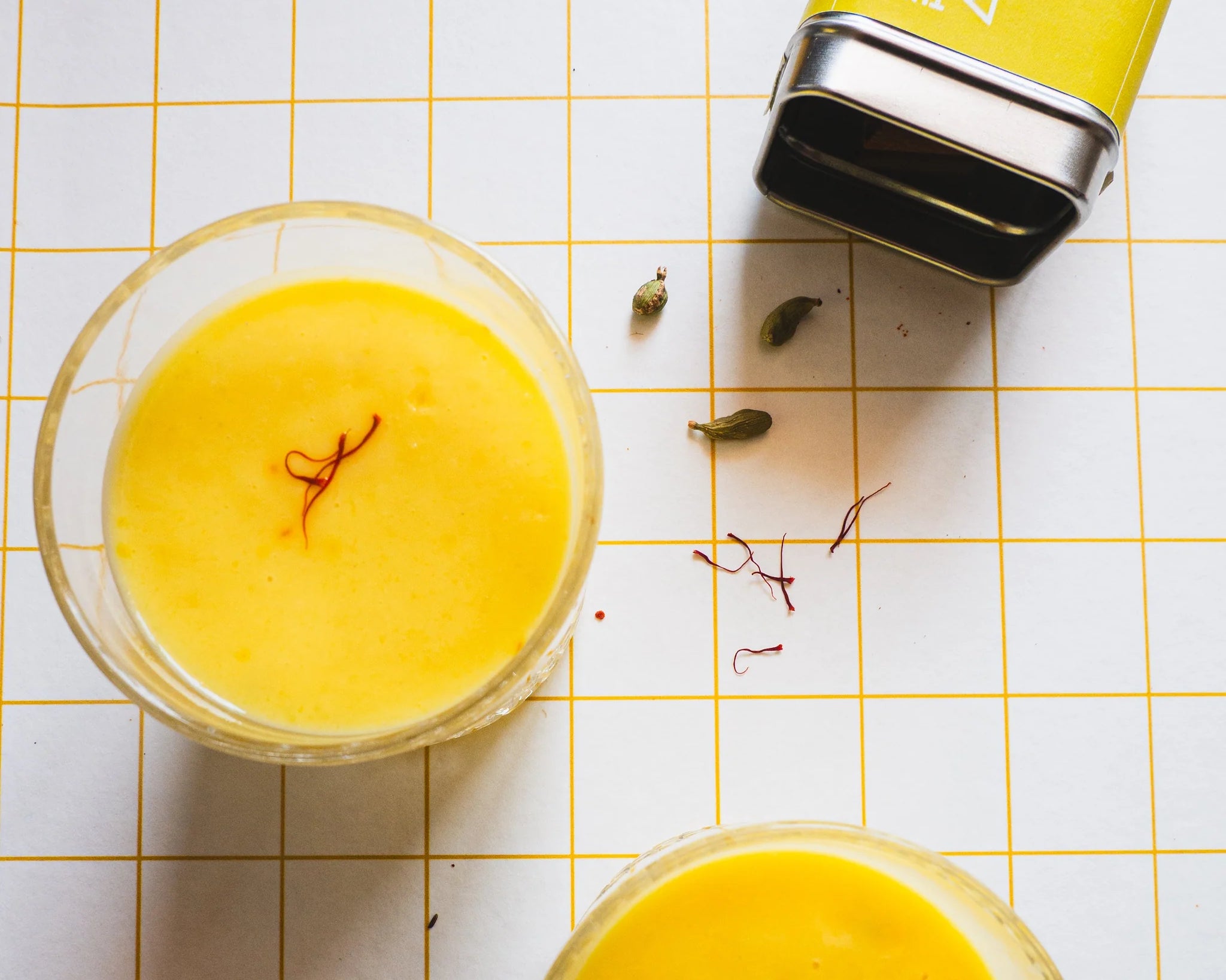 Vegan mango lassi met saffraan en kardemom