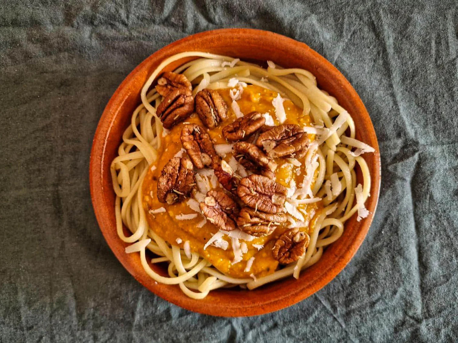 Pasta met pompoen-kaneel saus en pecannoten 