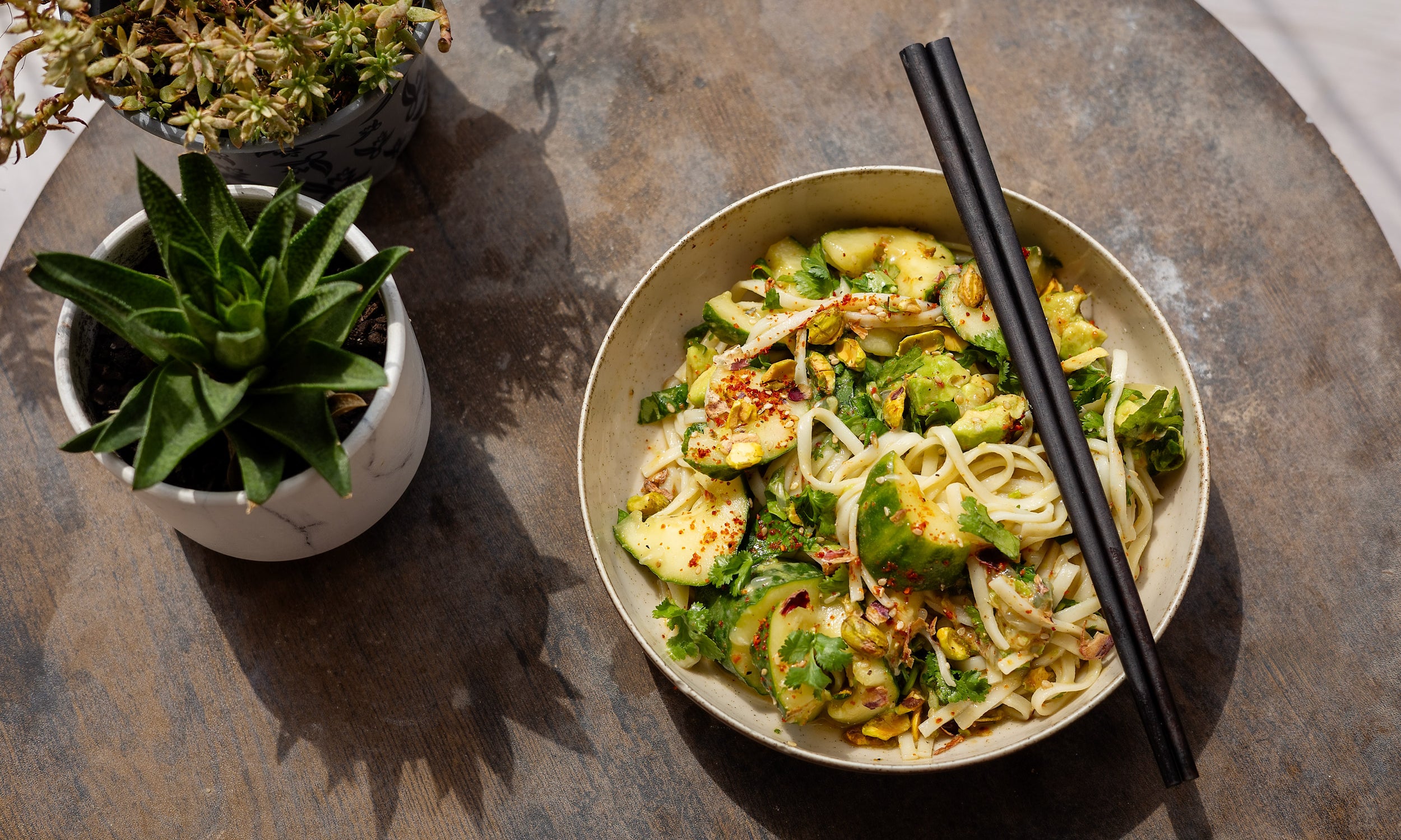 Koude noodle salade met smashed komkommer & kardemomdressing