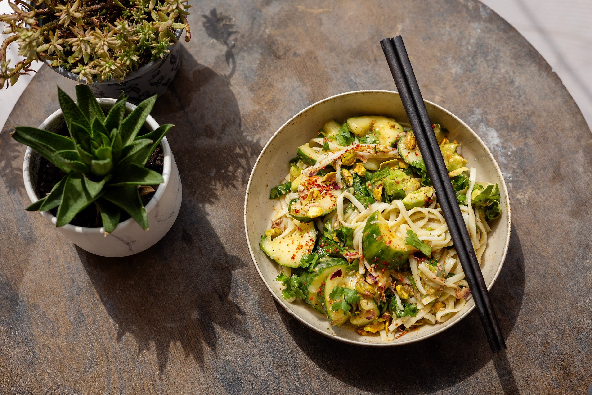 Koude noodle salade met smashed komkommer & kardemomdressing