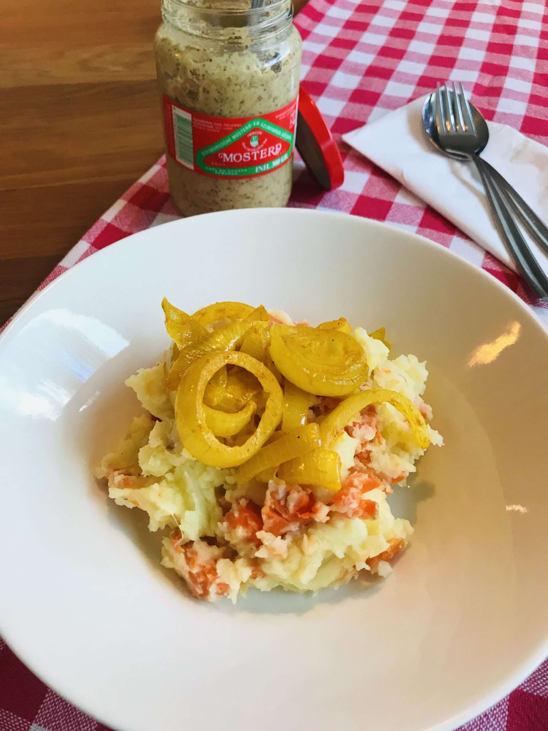 Hutspot met kurkuma ui