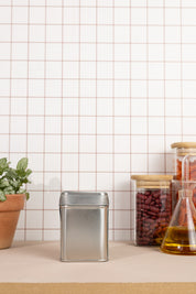 Leeg specerijenblikje